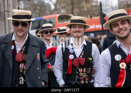 London, Großbritannien. April 2024. The Svæveru, Norwegian School of Economics Männerchor besucht London, um neue Songs aufzunehmen, und besucht die Sehenswürdigkeiten in London UK Credit: Ian Davidson/Alamy Live News Stockfoto