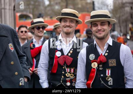 London, Großbritannien. April 2024. The Svæveru, Norwegian School of Economics Männerchor besucht London, um neue Songs aufzunehmen, und besucht die Sehenswürdigkeiten in London UK Credit: Ian Davidson/Alamy Live News Stockfoto