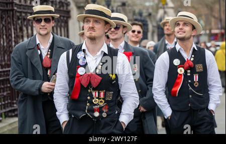 London, Großbritannien. April 2024. The Svæveru, Norwegian School of Economics Männerchor besucht London, um neue Songs aufzunehmen, und besucht die Sehenswürdigkeiten in London UK Credit: Ian Davidson/Alamy Live News Stockfoto