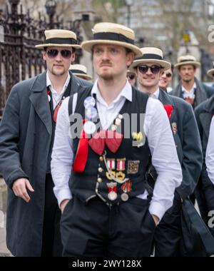 London, Großbritannien. April 2024. The Svæveru, Norwegian School of Economics Männerchor besucht London, um neue Songs aufzunehmen, und besucht die Sehenswürdigkeiten in London UK Credit: Ian Davidson/Alamy Live News Stockfoto