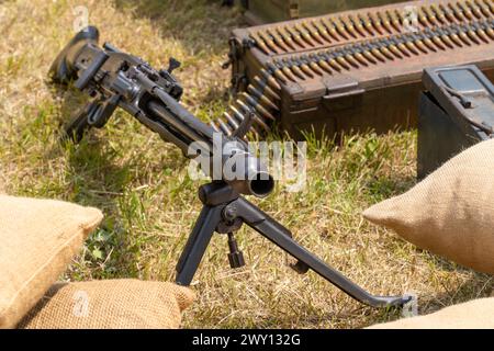 Deutscher Maschinengewehr mit Munitionsgürtel auf einem Ständer montiert Stockfoto