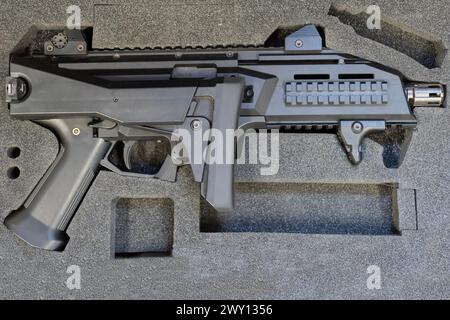 Moderne Scorpion EVO 3 Maschinenpistole ohne Magazin, mit gebogener Schulterstütze in einem Pistolenkasten Stockfoto