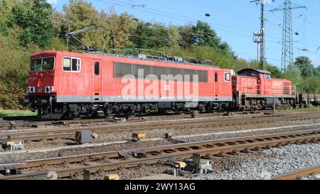 Schwere, elektrisch angetriebene schwere Güterzuglokomotive der Baureihe 155 mit Railion-Diesel-Rangierwagen der Baureihe 294 in Köln-Gremberg, Deutschland, Europa. Stockfoto