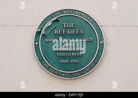 Gedenktafel an der 67 Brook St., London, zum Gedenken an das Haus, in dem die Popgruppe The Bee Gees zwischen 1968 und 1980 wohnte und komponierte. Stockfoto