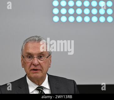 Prag, Tschechische Republik. April 2024. Der bayerische Innenminister Joachim Herrmann spricht während der Pressekonferenz nach einem Treffen mit seinem tschechischen Amtskollegen Vit Rakusan am 3. April 2024 in Prag. Quelle: Michal Krumphanzl/CTK Photo/Alamy Live News Stockfoto