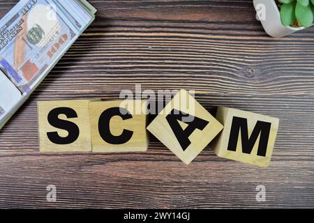 Konzept der Wooden Cubes mit dem Wort Scam auf hölzernem Hintergrund. Stockfoto