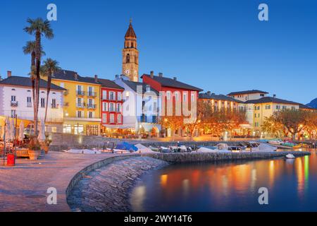 Ascona, Schweiz Stadtansicht am Ufer des Lago Maggiore zur blauen Stunde. Stockfoto