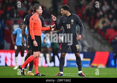 LONDON, ENGLAND - 26. MÄRZ: Jude Bellingham zeigte auf Schiedsrichter während des internationalen Freundschaftsspiels zwischen England und Belgien im Wembley Stadium Stockfoto