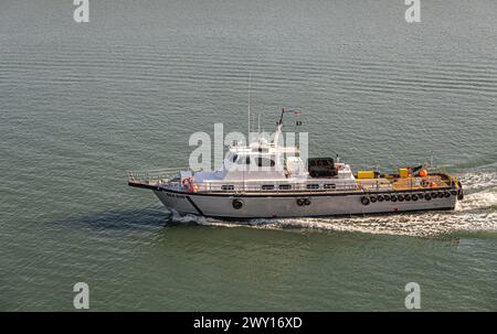 Port Canaveral, Florida, USA - 30. Juli 2023: Nahaufnahme, Sea Sub United States Piratenmotorboot, zumindest tragen sie die Flaggen Stockfoto