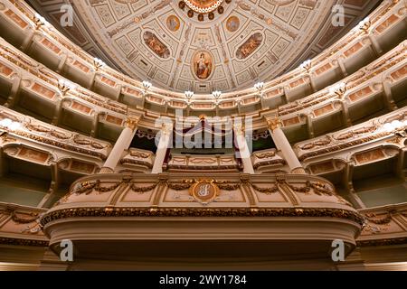 Dresden - 8. Juli 2023: Innenraum des Semperoper-Hauses in Dresden Stockfoto