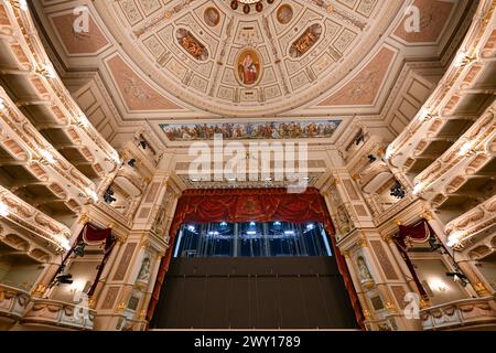 Dresden - 8. Juli 2023: Innenraum des Semperoper-Hauses in Dresden Stockfoto