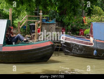 Bild von zwei Schmalbooten auf dem Oxford Canal in Cropredy, Oxfordshire, Großbritannien. Stockfoto