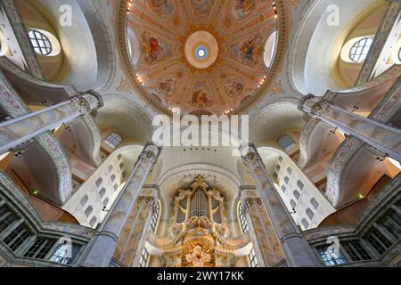 Dresden, Deutschland - 8. Juli 2023: Innenraum der Frauenkirche in Dresden. Dresden ist die Hauptstadt des Freistaates Sachsen in Deutschland. Stockfoto