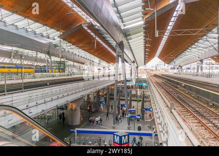 amsterdam, niederlande, 29. märz 2024, U-Bahn-Station bijlmer Arena *** amsterdam, niederlande, 29. märz 2024, U-Bahn-Station bijlmer Arena Copyright: XW.Simlingerx Stockfoto