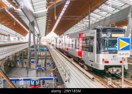 amsterdam, niederlande, 29. märz 2024, U-Bahn-Station bijlmer Arena *** amsterdam, niederlande, 29. märz 2024, U-Bahn-Station bijlmer Arena Copyright: XW.Simlingerx Stockfoto