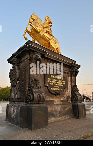 Der Goldene Reiter, eine vergoldete Reiterstatue von Augustus dem Starken, ist eines der bekanntesten Wahrzeichen Dresdens. Stockfoto