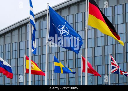 Brüssel, Belgien April 2024. Die Nationalflaggen der NATO-Mitgliedsländer fliegen am 3. April 2024 vor dem Hauptquartier der Organisation in Brüssel, Belgien. Quelle: ALEXANDROS MICHAILIDIS/Alamy Live News Stockfoto