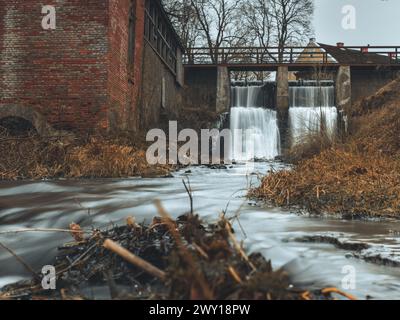 Tauchen Sie ein in die Symphonie der Natur am Aleksupite Wasserfall, wo das rhythmische Rauschen des Wassers durch Kuldiga, Latvija, hallt Stockfoto