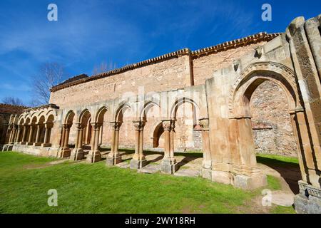 Außenansicht der Säulen des Klosters San Juan de Duero in Soria, Castilla Leon in Spanien. Stockfoto