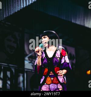 Hitparade, ZDF Musiksendung, 1971, Auftritt der deutsch-mexikanischen Sängerin Olivia Molina. Stockfoto