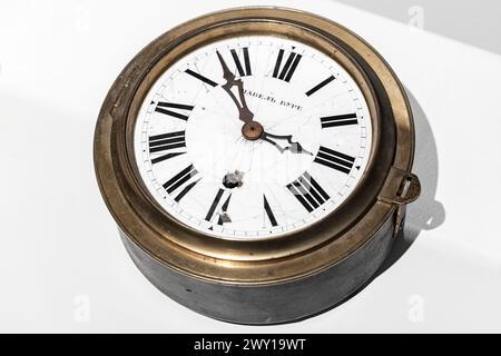 St. Petersburg, Russland - 3. März 2024: Antikes Marinechronometer von Pavel Bure. Es ist eine russische Uhrenfirma, die 1874 und nach der Revolution gegründet wurde Stockfoto