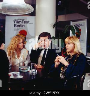 Aspekte - ZDF Kulturmagazin, Sendung von den 28. Internationale Filmfestspiele Berlin, 24.02.1978, Bild: Moderatorin Walther Schmieding beim Interview mit Schauspielerin Silvia Reize (links) und Regisseurin Margarethe von Trotta (rechts), deren Film: Das zweite Erwachen der Christa Klages den Interfilm-Preis erhält. Stockfoto