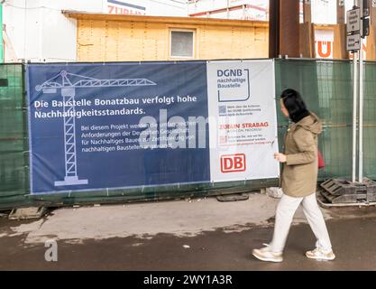 115,000 Besucher bei den Tagen der offenen Baustelle am neuen Hauptbahnhof. Das Milliardenprojekt Stuttgart 21 sehen den entkernten Bonatzbau und die neue unterirdische Bahnhofshalle. Die Eröffnung des neuen Durchgangsbahnhofs ist für Dezember 2025 geplant. // 01.04.2024, Stuttgart, Baden-Württemberg, Deutschland, Europa *** 115.000 Besucher bei den offenen Baustellentagen am neuen Hauptbahnhof das milliardenschwere Projekt Stuttgart 21 sehen das entkernte Bonatz-Gebäude und die neue unterirdische Bahnhofshalle die Eröffnung des neuen Durchgangsbahnhofs ist für den 2025. Dezember 01 04 2024, Stuttg geplant Stockfoto