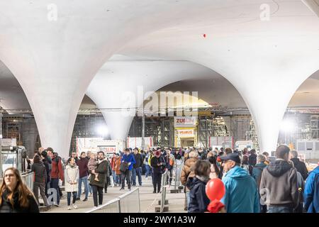 115,000 Besucher bei den Tagen der offenen Baustelle am neuen Hauptbahnhof. Das Milliardenprojekt Stuttgart 21 sehen den entkernten Bonatzbau und die neue unterirdische Bahnhofshalle. Die Eröffnung des neuen Durchgangsbahnhofs ist für Dezember 2025 geplant. // 01.04.2024, Stuttgart, Baden-Württemberg, Deutschland, Europa *** 115.000 Besucher bei den offenen Baustellentagen am neuen Hauptbahnhof das milliardenschwere Projekt Stuttgart 21 sehen das entkernte Bonatz-Gebäude und die neue unterirdische Bahnhofshalle die Eröffnung des neuen Durchgangsbahnhofs ist für den 2025. Dezember 01 04 2024, Stuttg geplant Stockfoto