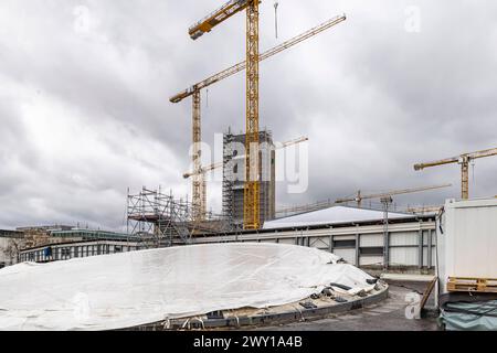 115,000 Besucher bei den Tagen der offenen Baustelle am neuen Hauptbahnhof. Das Milliardenprojekt Stuttgart 21 sehen den entkernten Bonatzbau und die neue unterirdische Bahnhofshalle. Die Eröffnung des neuen Durchgangsbahnhofs ist für Dezember 2025 geplant. Die Firma Seele, Spezialist für Fassadenbau, setzt die 28 Oberlichter ein und präsentierte sich am Besuchertag ebenfalls. // 01.04.2024, Stuttgart, Baden-Württemberg, Deutschland, Europa *** 115.000 Besucher bei den offenen Baustellentagen am neuen Hauptbahnhof das milliardenschwere Projekt Stuttgart 21 sieht das entkeimte Bonatz-Gebäude und t Stockfoto