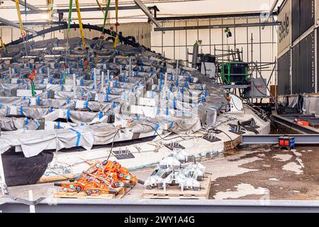 115,000 Besucher bei den Tagen der offenen Baustelle am neuen Hauptbahnhof. Das Milliardenprojekt Stuttgart 21 sehen den entkernten Bonatzbau und die neue unterirdische Bahnhofshalle. Die Eröffnung des neuen Durchgangsbahnhofs ist für Dezember 2025 geplant. Die Firma Seele, Spezialist für Fassadenbau, setzt die 28 Oberlichter ein und präsentierte sich am Besuchertag ebenfalls. // 01.04.2024, Stuttgart, Baden-Württemberg, Deutschland, Europa *** 115.000 Besucher bei den offenen Baustellentagen am neuen Hauptbahnhof das milliardenschwere Projekt Stuttgart 21 sieht das entkeimte Bonatz-Gebäude und t Stockfoto