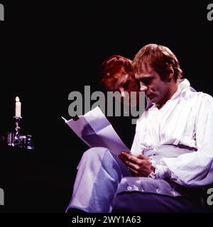 Prinz Friedrich von Homburg, Schauspiel von Heinrich von Kleist, Schaubühne am Halleschen Ufer in Berlin, 1972, Inszenierung: Peter Stein, Szene: Jutta Lampe als Prinzessin Natalie von Oranien, Bruno ganz als Prinz Friedrich von Homburg Stockfoto