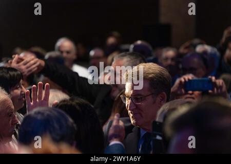 Barcelona, Spanien. April 2024. Alberto Núñez Feijóo reist nach Katalonien, um die vier Kandidaten aus den katalanischen Provinzen für die Wahlen am 12. Mai in Katalonien vorzustellen. Alberto Núñez Feijóo se desplaza a Cataluña para präsenar a los 4 candidatos de las provincias catalanas para las elecciones del 12 de mayo en Cataluña. Auf dem Bild: alberto Nuñez feijoo, alejandro fernandez News Politics -Barcelona, Spanien Mittwoch, 3. April 2024 (Foto: Eric Renom/LaPresse) Credit: LaPresse/Alamy Live News Stockfoto