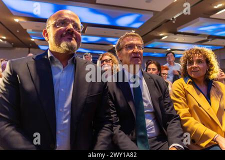 Barcelona, Spanien. April 2024. Alberto Núñez Feijóo reist nach Katalonien, um die vier Kandidaten aus den katalanischen Provinzen für die Wahlen am 12. Mai in Katalonien vorzustellen. Alberto Núñez Feijóo se desplaza a Cataluña para präsenar a los 4 candidatos de las provincias catalanas para las elecciones del 12 de mayo en Cataluña. Auf dem Bild: alberto Nuñez feijoo, alejandro fernandez News Politics -Barcelona, Spanien Mittwoch, 3. April 2024 (Foto: Eric Renom/LaPresse) Credit: LaPresse/Alamy Live News Stockfoto