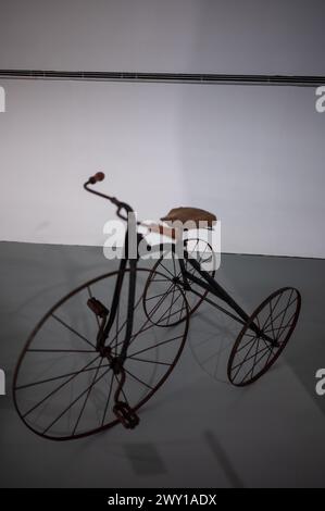 Kinderdreirad, möglicherweise französisch und gewagt vom Ende des 19. Jahrhunderts. Mobilitäts-Stadttechnikmuseum in der Zaha Hadid-Brücke (Bridge Pavilio Stockfoto