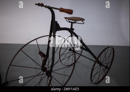 Kinderdreirad, möglicherweise französisch und gewagt vom Ende des 19. Jahrhunderts. Mobilitäts-Stadttechnikmuseum in der Zaha Hadid-Brücke (Bridge Pavilio Stockfoto