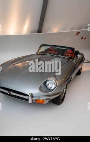 Jaguar E-Type ab 1969. Mobilitäts-Stadttechnikmuseum in Zaha Hadid's Bridge (Brückenpavillon), Saragossa, Spanien Stockfoto