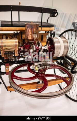 Benz Patent-Motorwagen ab 1886. Mobilitäts-Stadttechnikmuseum in Zaha Hadid's Bridge (Brückenpavillon), Saragossa, Spanien Stockfoto