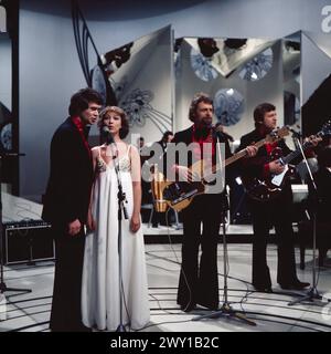 Songs von gestern - up to date, ZDF Show, Nostalgische Lieder, 1977, mit der norwegischen Musical Show Gruppe Dizzie Tunes, sie singen u. a.: You are the Sunshine of my Life, im Bild links: Yngvar Numme und Grethe Kausland Stockfoto