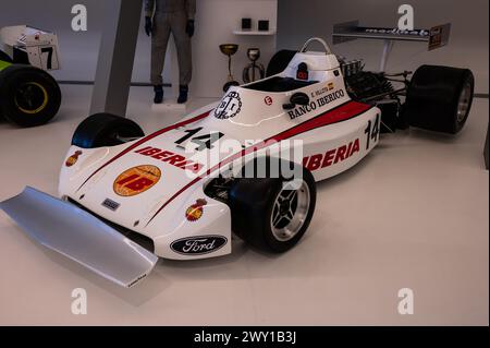 Lyncar 006/01 Cosworth Formel 1 mit Emilio de Villota. Mobilitätsmuseum der Stadt Technologie in Zaha Hadid's Bridge (Brückenpavillon), Saragossa, S Stockfoto