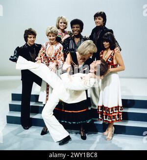 8 x 1 in Noten, ZDF Fernsehshow, Deutschland, 1976, in der Show: Michael Schanze, Gitte, alias Gitte Haenning, Ellen Kessler, Roberto Blanco, Rex Gildo, Wencke Myhre, Alice Kessler, Peter Kraus Stockfoto