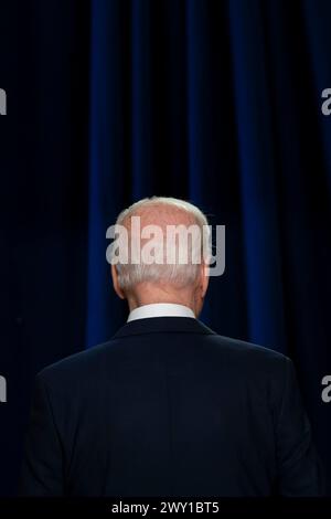 Washington, Vereinigte Staaten . April 2024. Präsident Joe Biden verlässt den Indian Treaty Room nach einer Veranstaltung über die Senkung der Gesundheitskosten auf dem Komplex des Weißen Hauses in Washington, DC am Mittwoch, den 3. April 2024. Foto: Bonnie Cash/Pool/SIPA USA Credit: SIPA USA/Alamy Live News Stockfoto