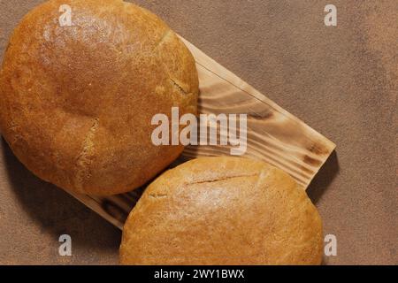 Draufsicht von zwei runden Brotlaiben. Stockfoto