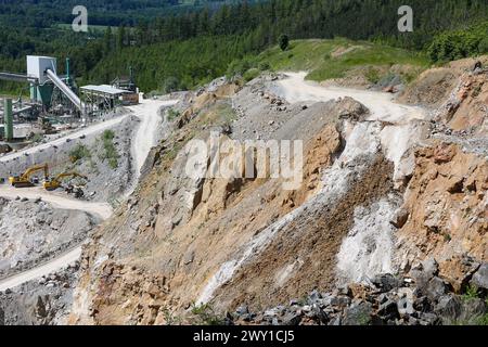 Ein Steinbruch, auf dem Foto ein Steinbruch und ein blauer Himmel im Hintergrund. Stockfoto