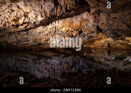 03.30.24. Aggtelek, Ungarn. Die Baradla-Höhle ist eine alte, erstaunliche Tropfsteinhöhle im Aggtelek-Nationalpark in Ostungarn nahe der slowakischen Grenze. Stockfoto