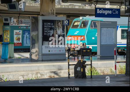 Zug dans la gare centrale de Bologne | Trenitalia im Bahnhof von Bologna centrale Stockfoto