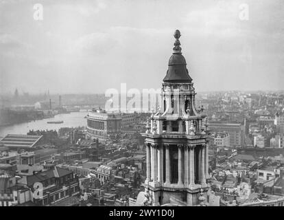 London, Großbritannien. Blick vom Gipfel der St. Paul's Cathedral über die Themse einschließlich Unilever House 1951/2 Stockfoto