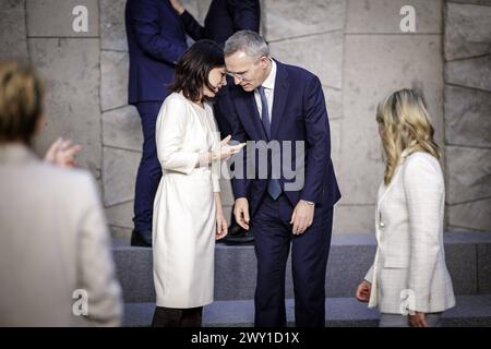 L-R Annalena Baerbock, Bundesaussenministerin, im gespraech mit Jens Stoltenberg, NATO-Generalsekretaer, beim Familienfoto im Rahmen des Treffens der NATO-Aussenministerinnen und -Aussenminister. Bruessel, 03.04.2024. Fotografiert im Auftrag des Auswaertigen Amtes. Bruessel Berlgien *** L R Annalena Baerbock, Bundesaußenministerin, im Gespräch mit NATO-Generalsekretär Jens Stoltenberg, auf dem Familienfoto während des NATO-Außenministertreffens in Brüssel, 03 04 2024 im Auftrag des Auswärtigen Amtes Brüssel Belgien fotografiert Copyright: XJaninexSchmitzxAAxphotothek.d Stockfoto