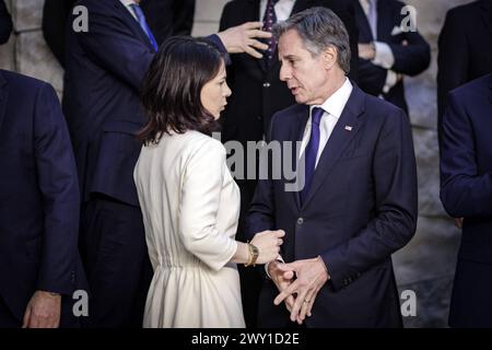 L-R Annalena Baerbock, Bundesaussenministerin, im gespraech mit Antony blinken, Aussenminister der Vereinigten Staaten von Amerika, beim Familienfoto im Rahmen des Treffens der NATO-Aussenministerinnen und -Aussenminister. Bruessel, 03.04.2024. Fotografiert im Auftrag des Auswaertigen Amtes. Bruessel Berlgien *** L R Annalena Baerbock, Bundesaußenministerin, im Gespräch mit Antony Blinken, Staatssekretär der Vereinigten Staaten von Amerika, auf dem Familienfoto während des NATO-Außenministertreffens in Brüssel, 03 04 2024 im Auftrag des Auswärtigen Amtes Bruss fotografiert Stockfoto