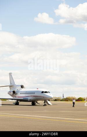 Dassault Falcon 7X Pilot am Telefon vor seinem Flugzeug am Flughafen Biarritz, Frankreich Stockfoto