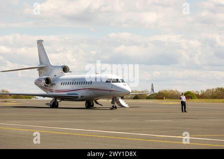 Dassault Falcon 7X Pilot am Telefon vor seinem Flugzeug am Flughafen Biarritz, Frankreich Stockfoto